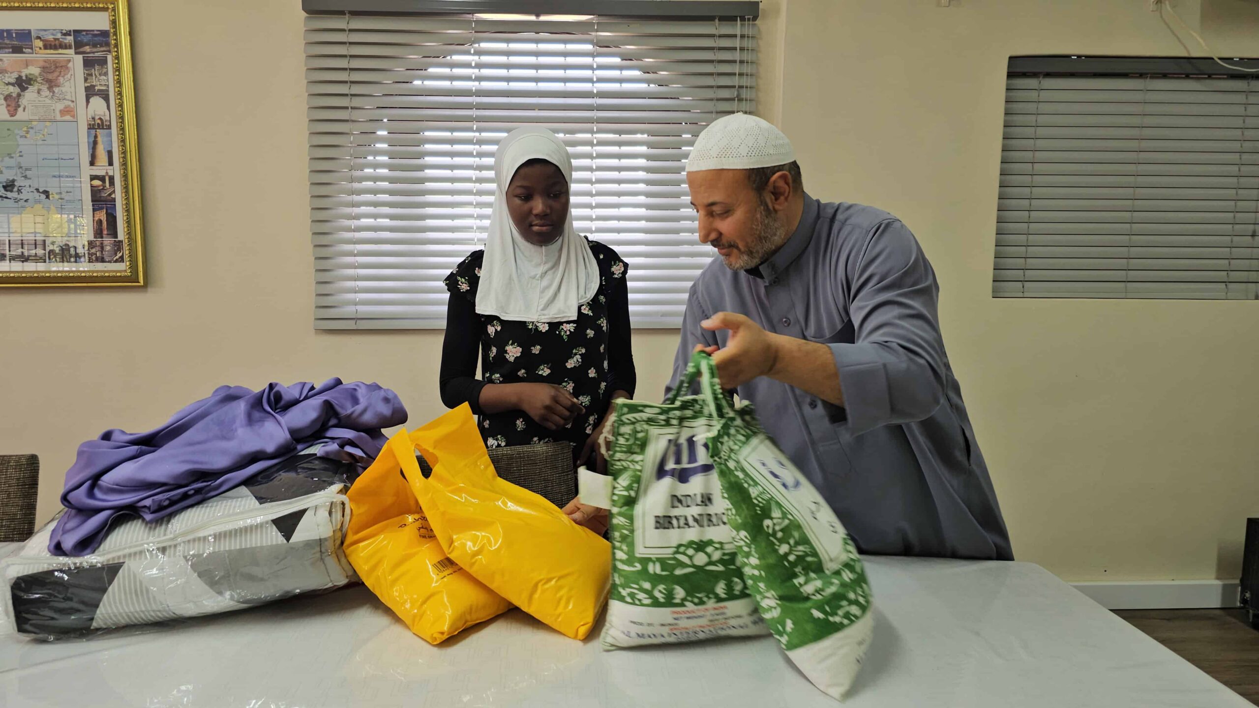 annur team handing out food packs